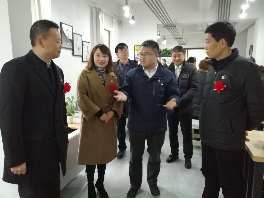 杨黎副主任与普兴街道党工委副书记魏红(右一,骑龙社区党委书记陈均