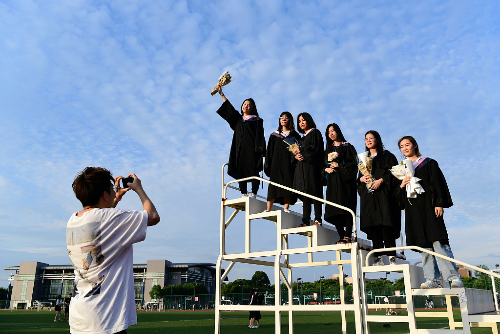 又是一年毕业季大学生拍照留影致青春