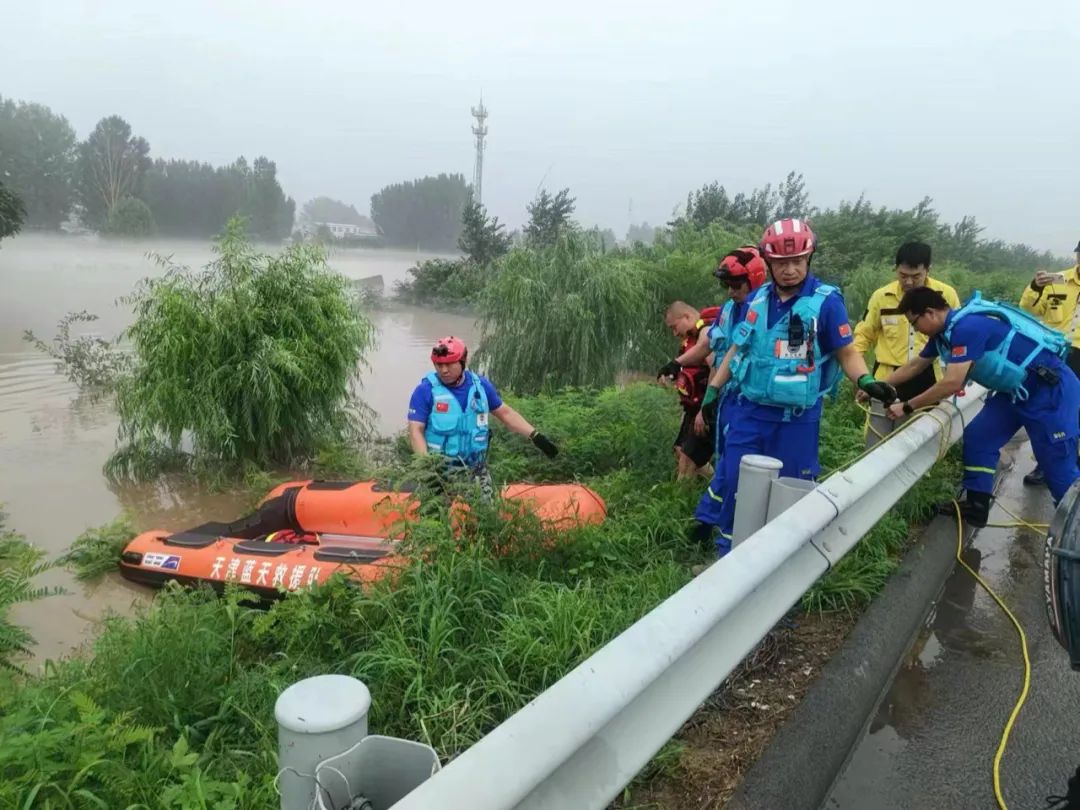 河北涿州防汛形势严峻多支救援队伍驰援