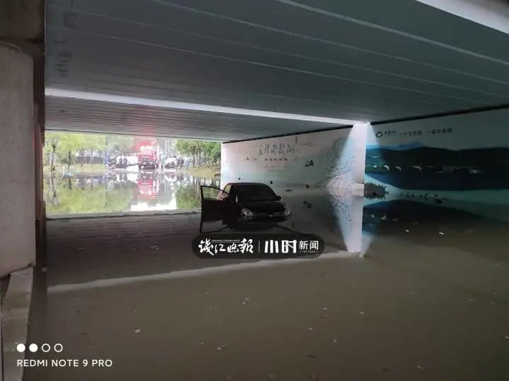 水已经淹没了车窗 车内还有4人被困 紧急时刻 消防员一句话让人暖心