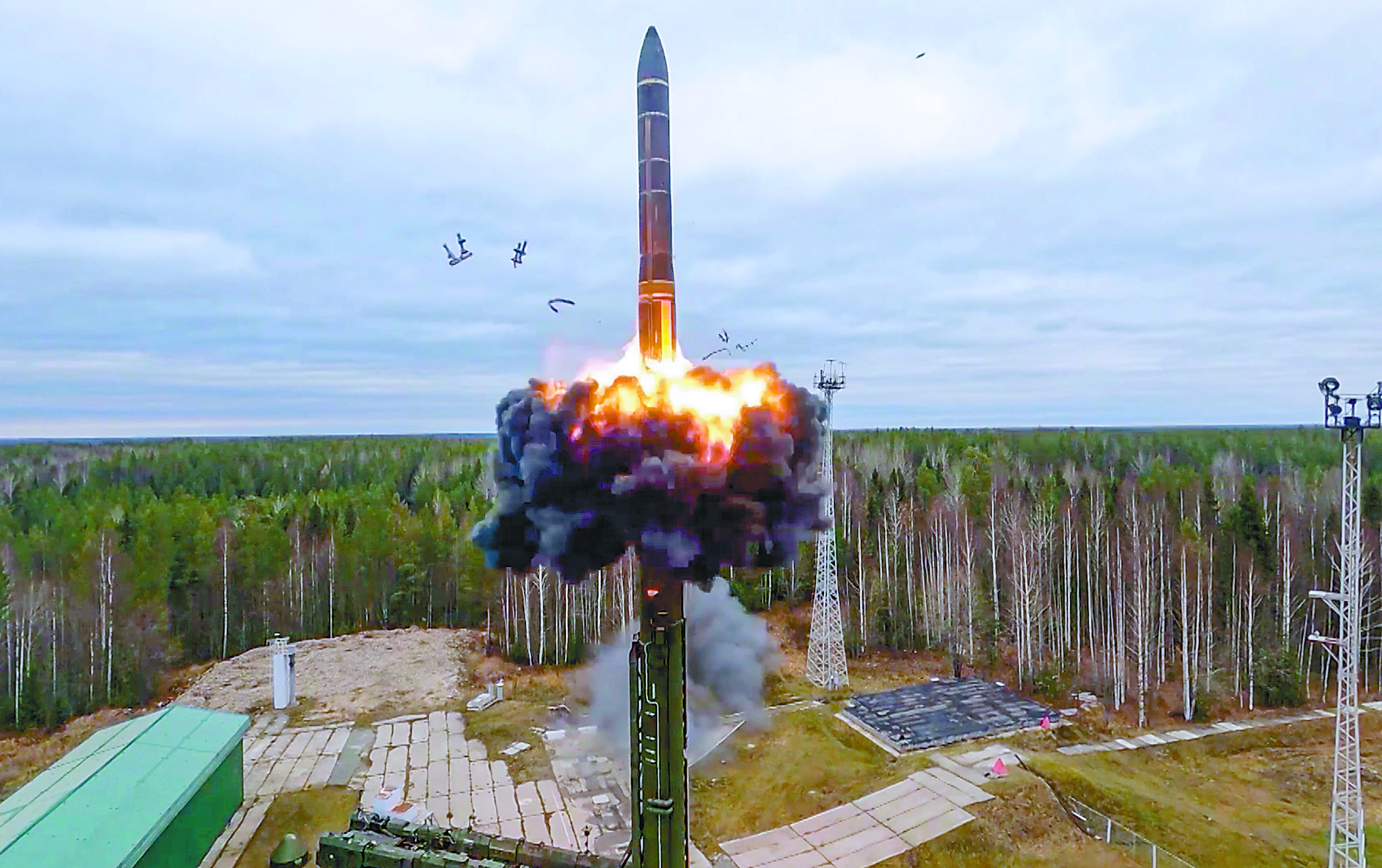 26日,俄罗斯试射了一枚亚尔斯洲际弹道导弹,作为俄罗斯核演习的一