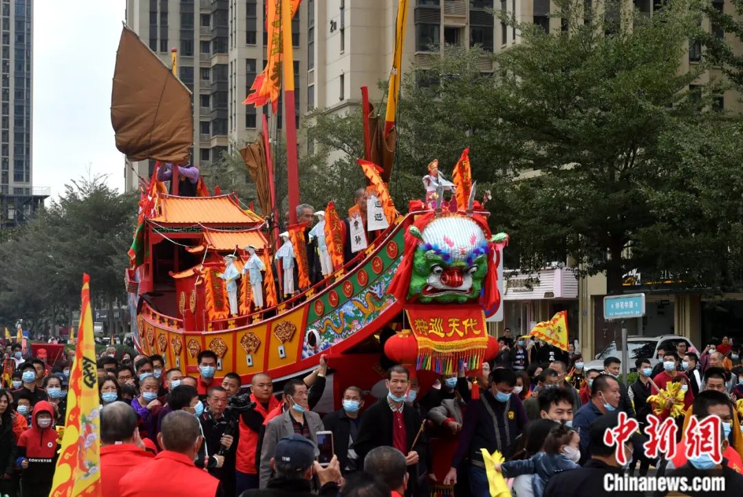 2020年12月,福建厦门市钟宅畲族社区举行“送王船 做好事”传统民俗活动。吕明 摄