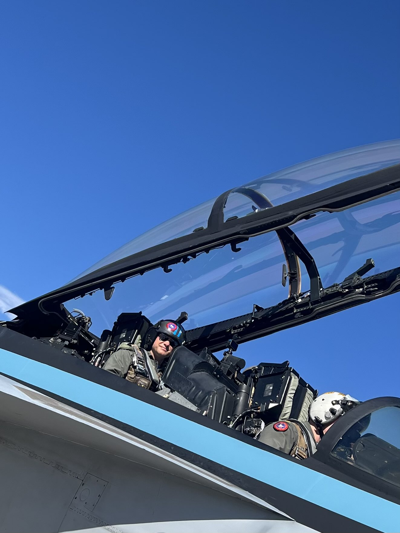 美国国防部长赫格塞思当地时间10月19日坐在F/A-18“超级大黄蜂”战机后座参加飞行表演。