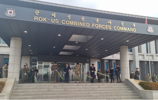 当地时间15日，在平泽汉弗莱兵营举行“韩美联军司令部部队迁址及创建第44周年纪念仪式”。 图自韩媒