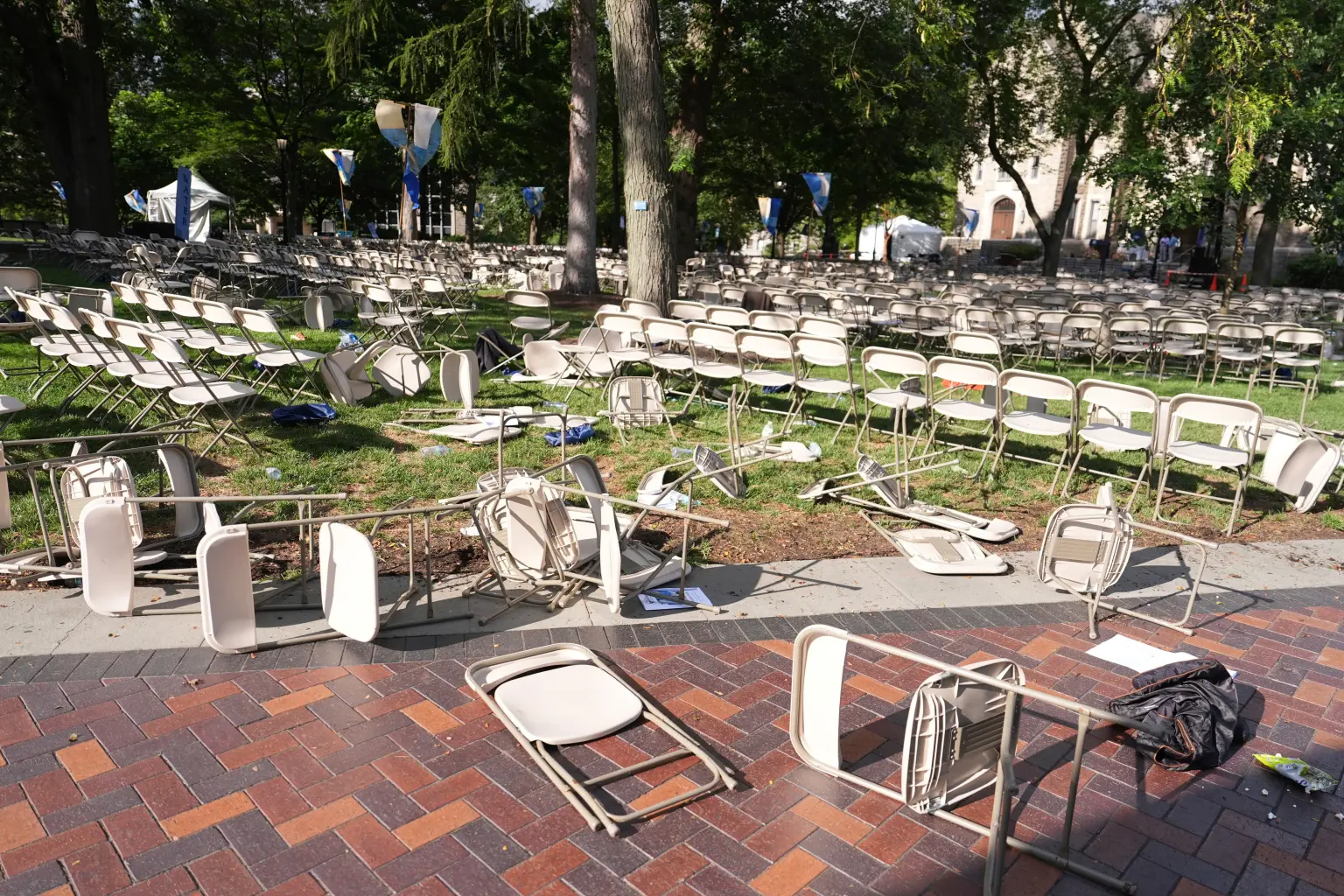 当地时间21日在维拉诺瓦大学，人群逃离后被推到的椅子散落在草坪上。