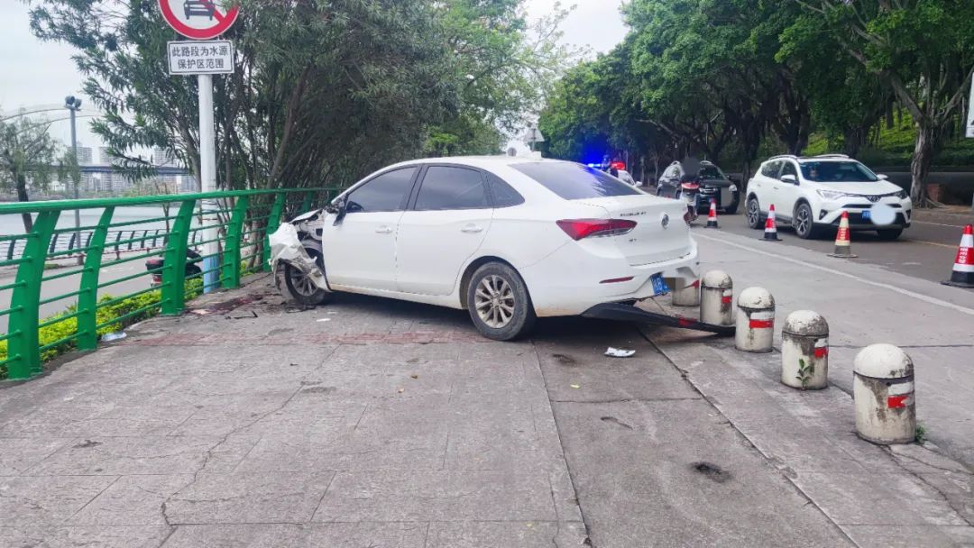 柳州滨江西路人行道上有多人被车辆撞伤 事故初步调查系疲劳驾驶所致