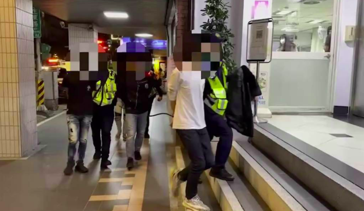 新北警方将几人带回调查。图自中时新闻网