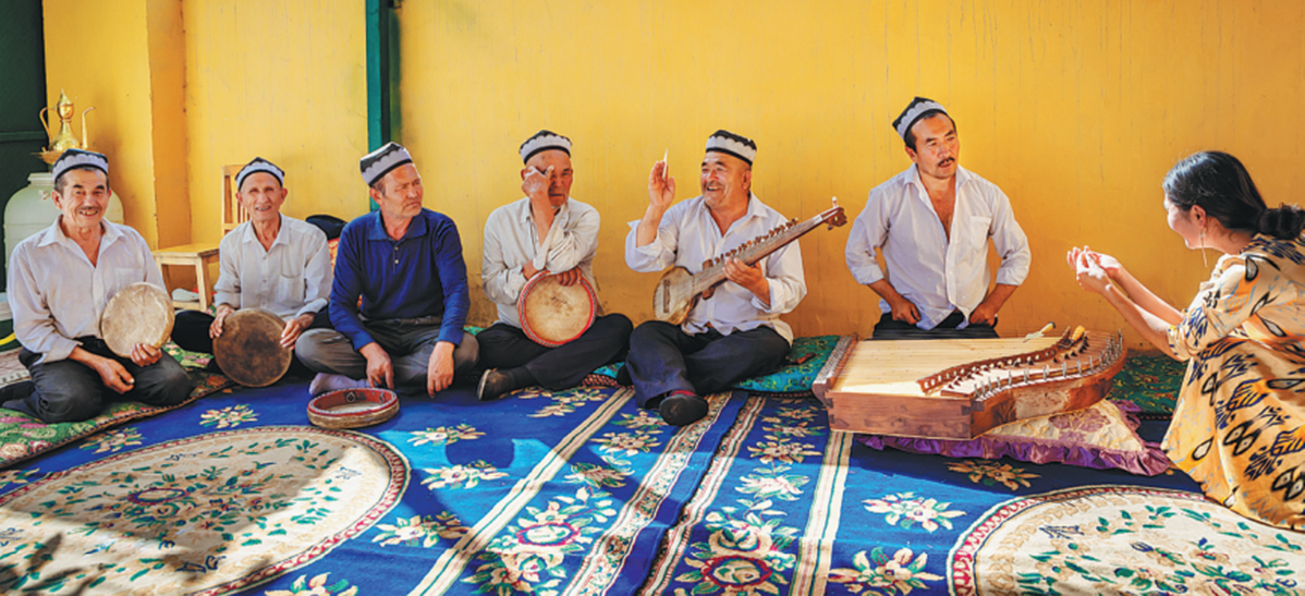 Inheritors of Daolang Muqam intangible cultural heritage hold musical performance in Makit county, Xinjiang Uygur autonomous region, on Sept 15, 2019. SHANG CHANGPING/FOR CHINA DAILY