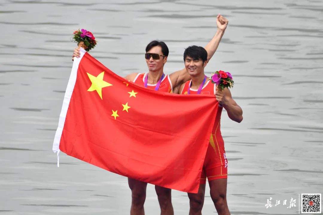 刘治宇(右)夺冠.记者詹松 摄