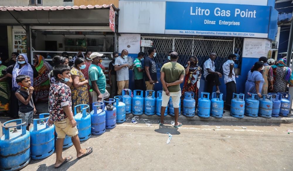 斯里兰卡科伦坡，燃料短缺，人们拿着空罐在燃料泵站排队购买燃料。