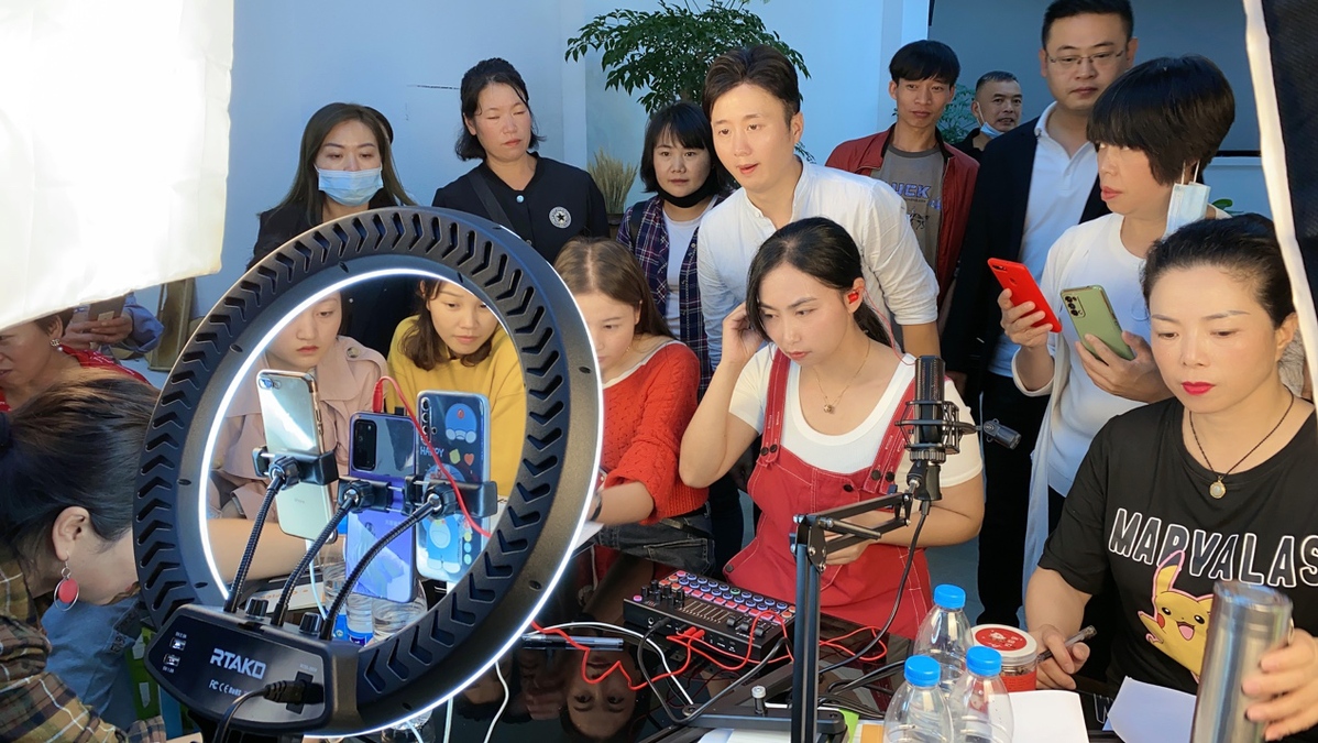 图/农民主播在参与村播培训中