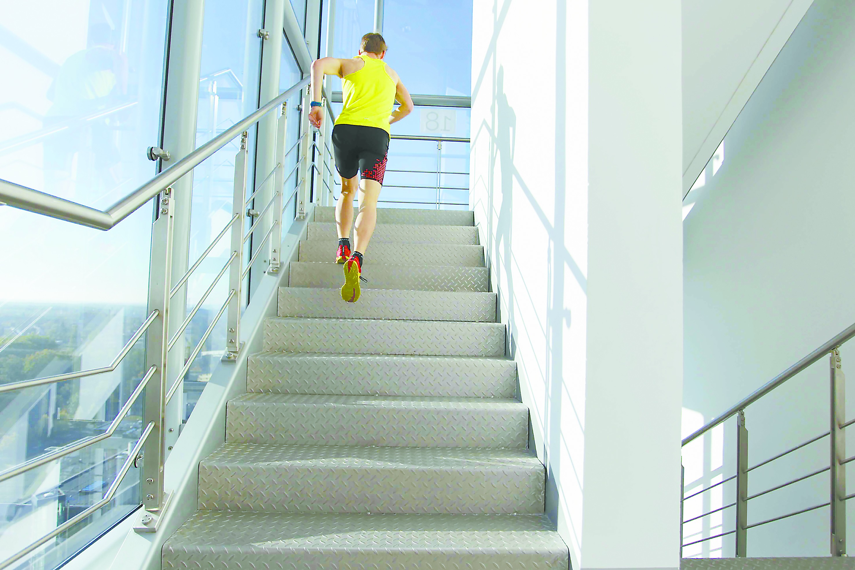 选手挑战“垂直马拉松”。