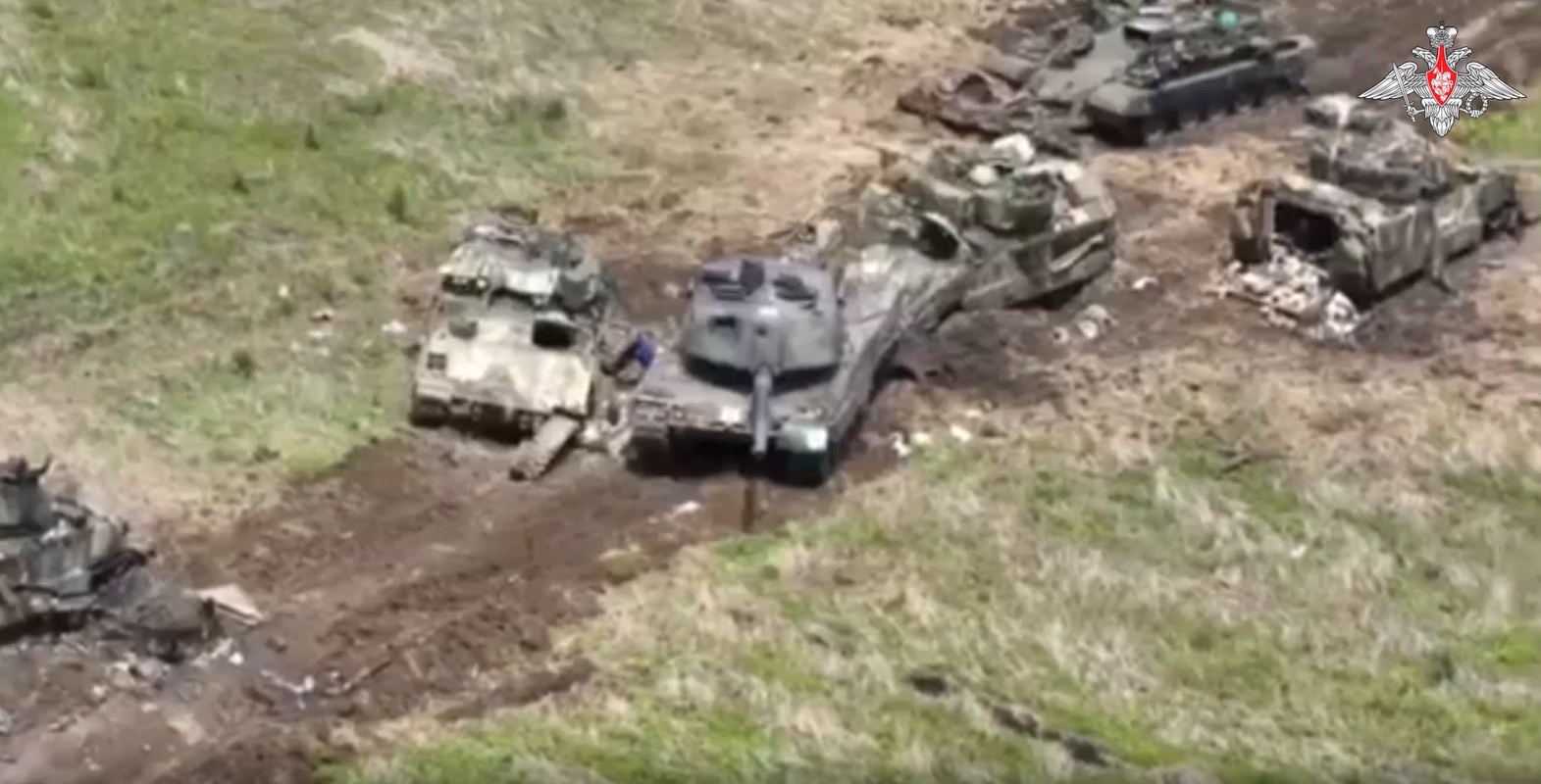 RT称，视频展示了多辆被摧毁的由西方国家提供的美制“布莱德利”步兵战车和“豹”式坦克。 图源：俄罗斯国防部视频截图
