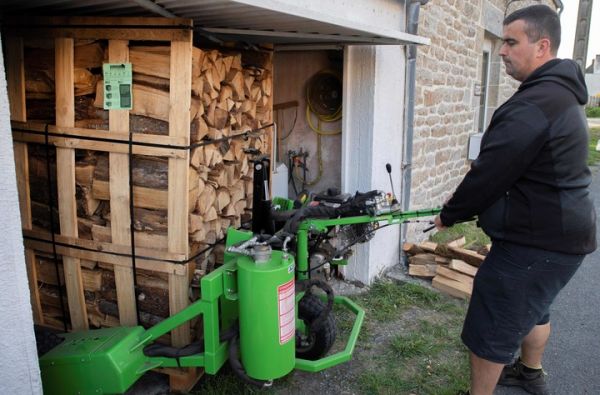 21日，法国一家能源公司的员工在为客户送木柴。