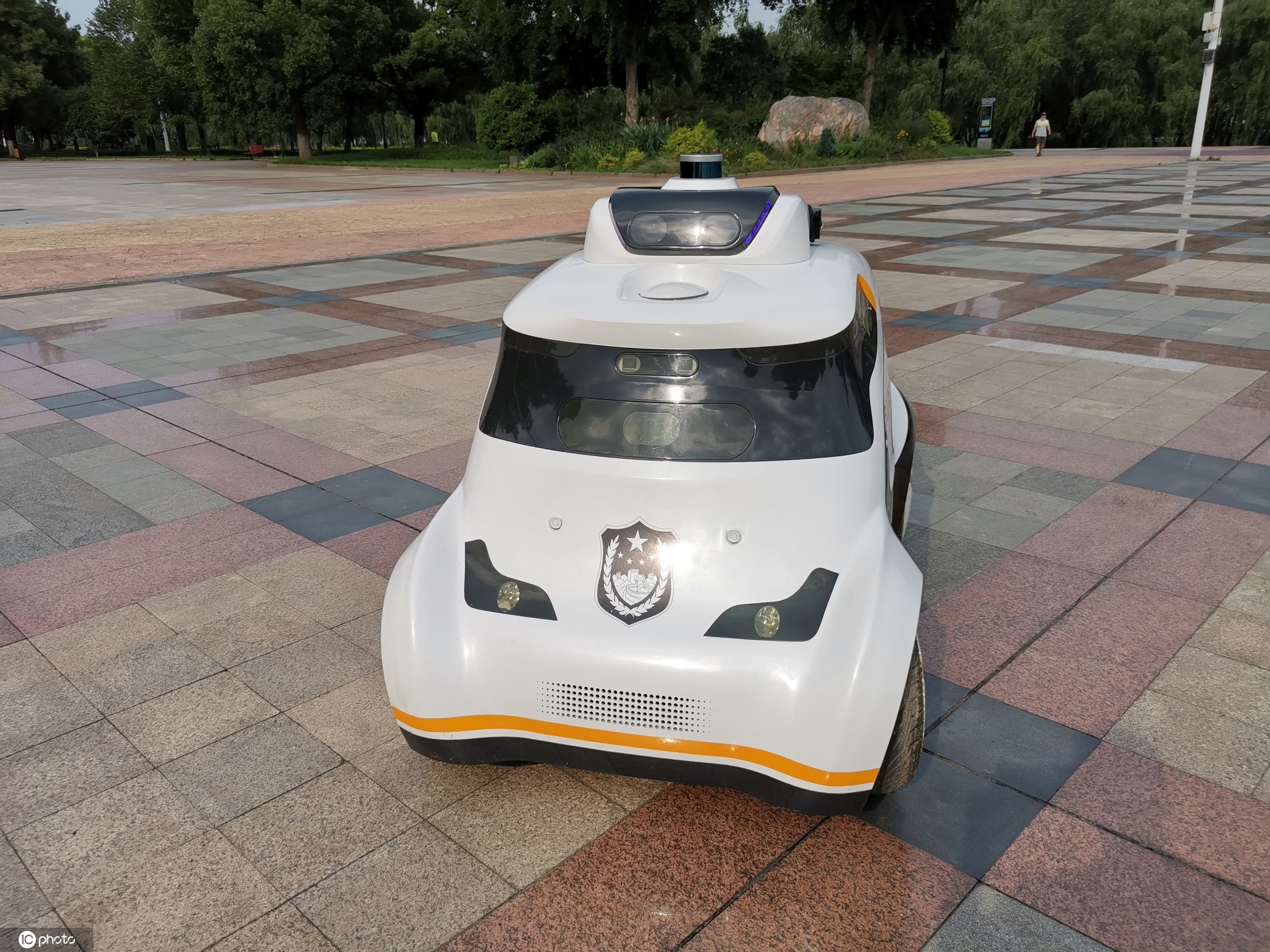 无人巡逻警车亮相武汉汉口江滩