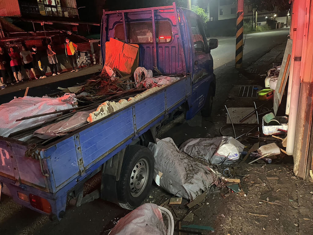 台南市安南区一座废弃工厂23日正在清理中，当时3名男子将废弃物搬上小货车时，突然发生爆炸。图自台湾“中央社”