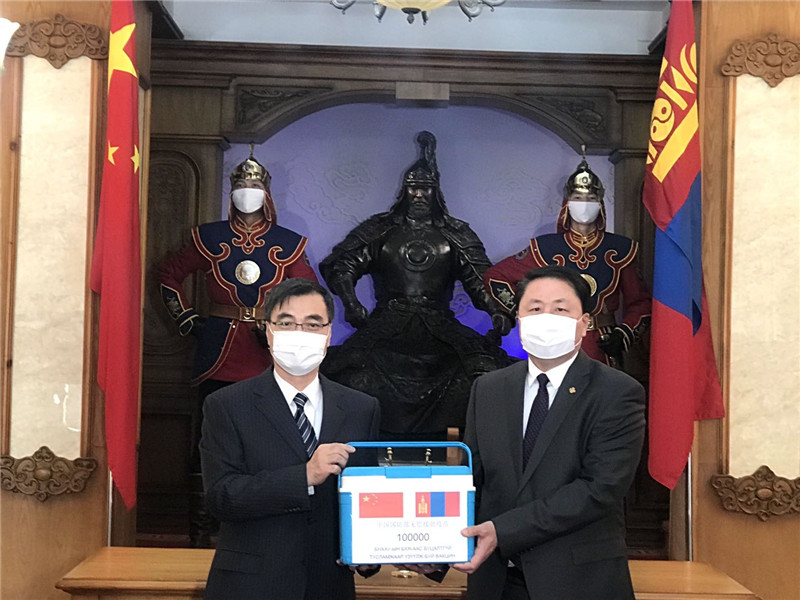 2月23日，中国军队援助蒙古国军队新冠肺炎疫苗交付仪式在蒙古国防部举行。（达日玛巴斯尔拍摄）