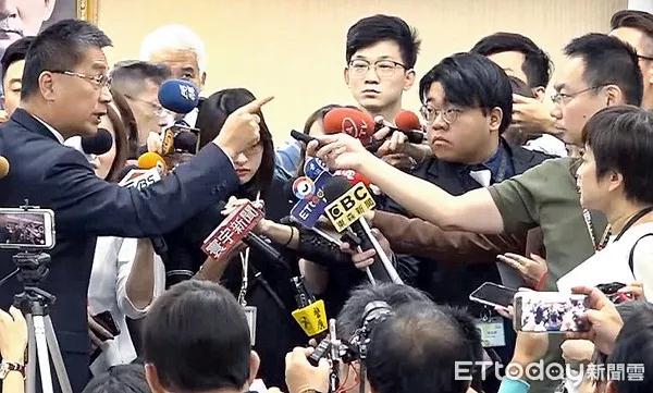 徐国勇用手指着记者（图源：台湾“东森新闻云”）