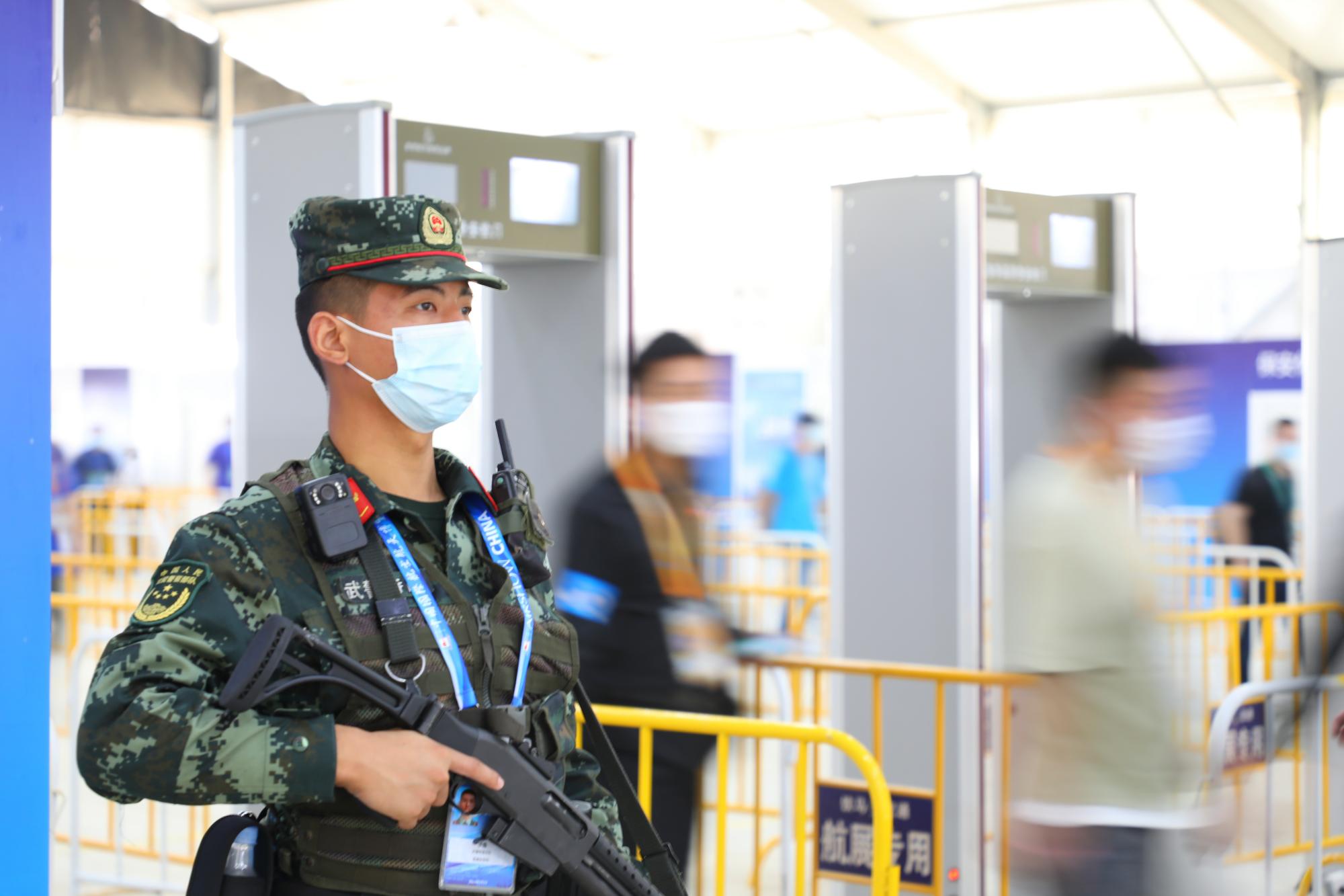 武警官兵在航展安检口警戒防控