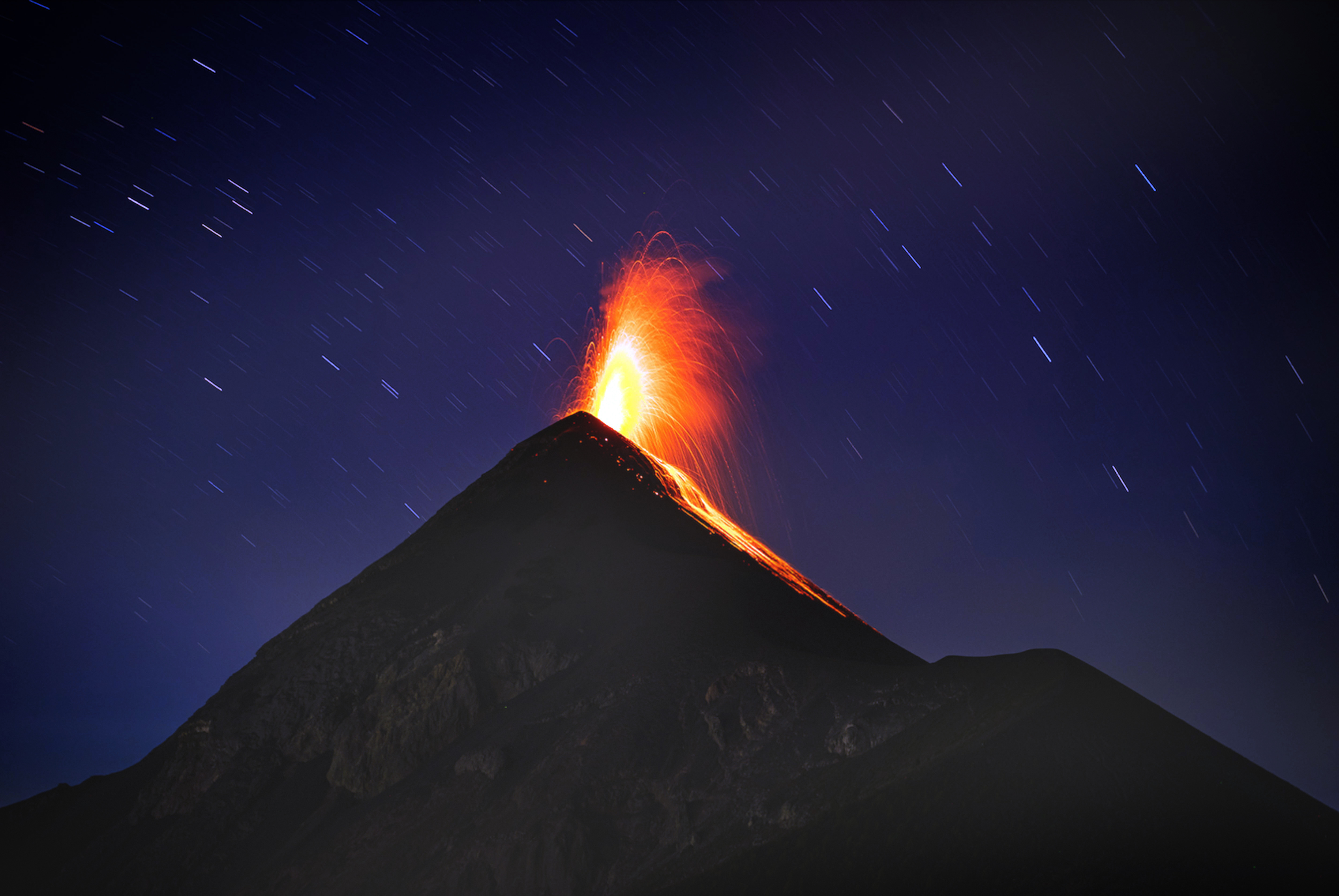 他在危地马富埃戈火山的山顶附近露营,在离火山口只有100米远的地方