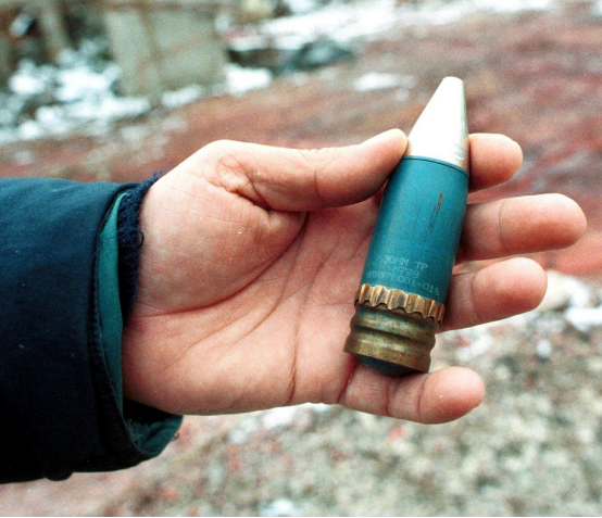 一枚含有贫铀的30毫米穿甲弹，北约在1995年对波斯尼亚的空袭中使用了该弹种 图源：美媒