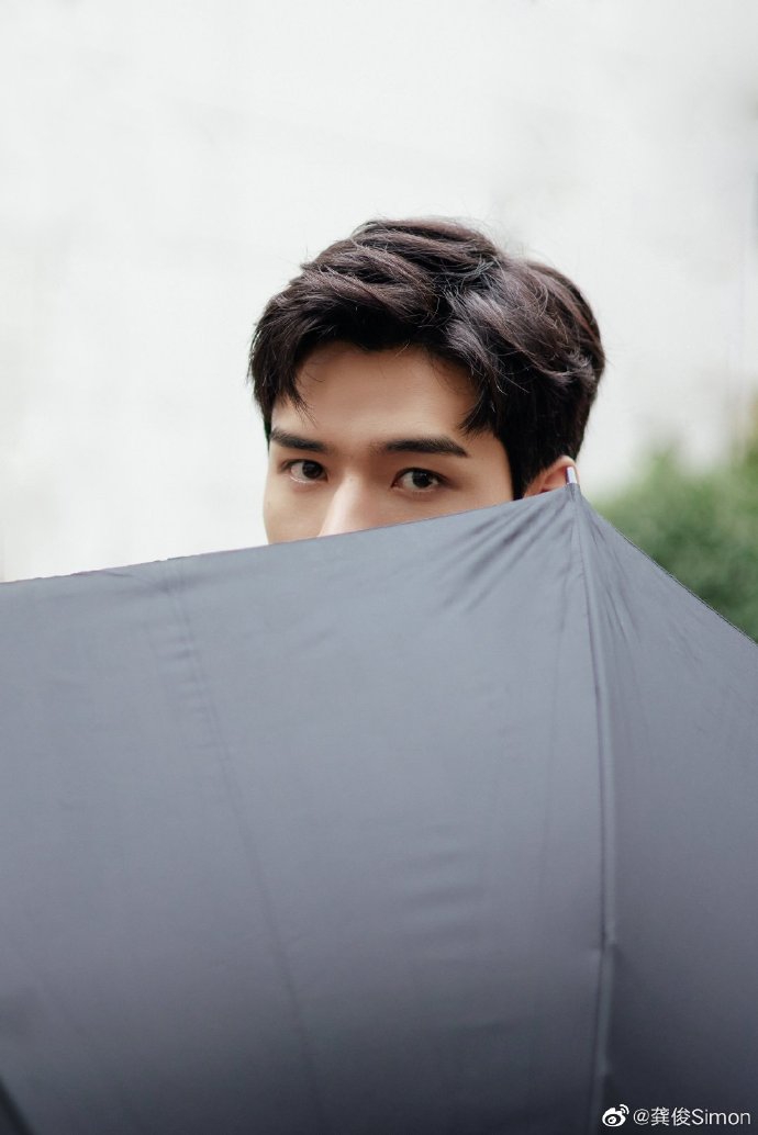 龚俊雨中撑伞氛围感大片帅气十足