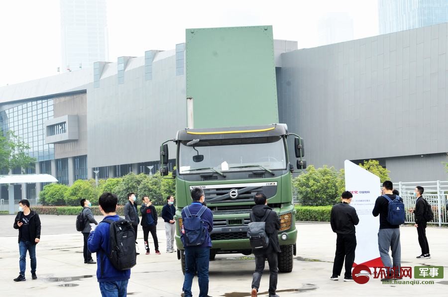 4月23日，观众在参观SLC-2E型S波段多功能炮位雷达。  杨铁虎 摄