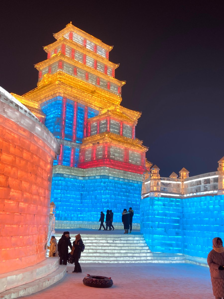 伯恩斯晒冰雕图称,哈尔滨的冰雪大世界"真正令人折服" 图自伯恩斯社交