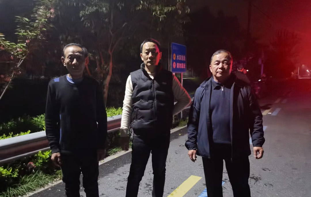 “扑通!扑通!扑通!”危急时刻,他们奋身一跃!