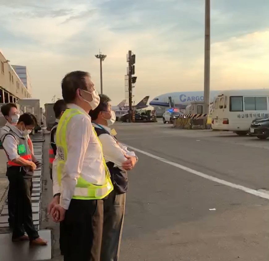 日本提供负压隔离舱抵台,陈时中到机场迎接,台网友:像乞丐一样,什么都