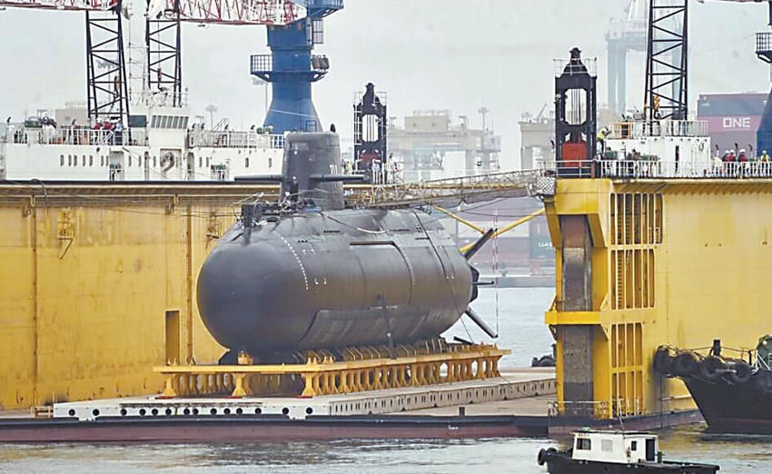 浮动船坞上的台湾"海鲲"号潜艇(台媒)