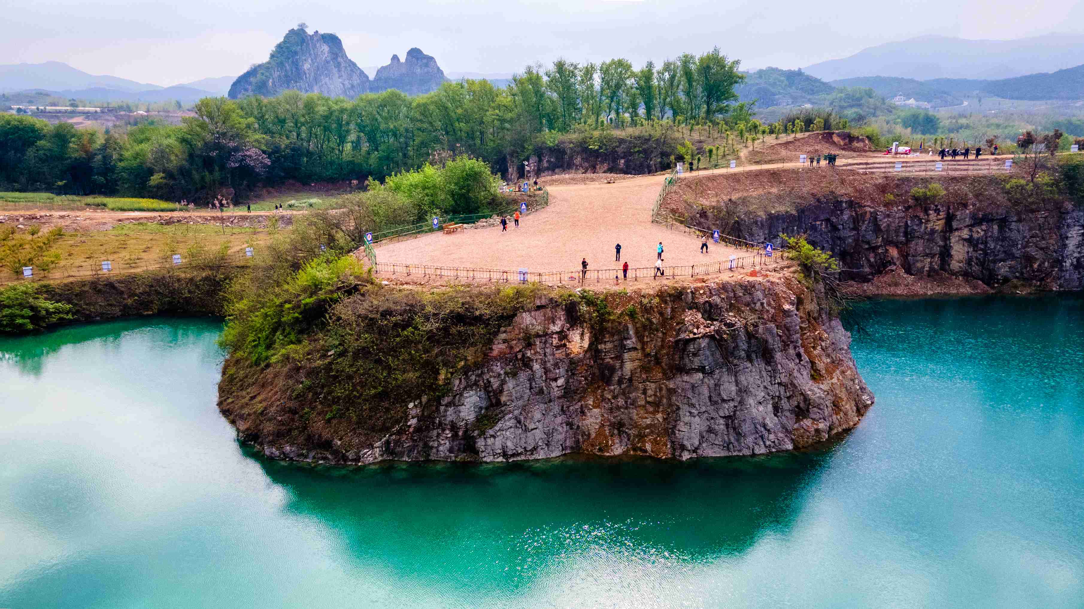 打卡九寨沟宜兴分沟废弃宕口成网红湖