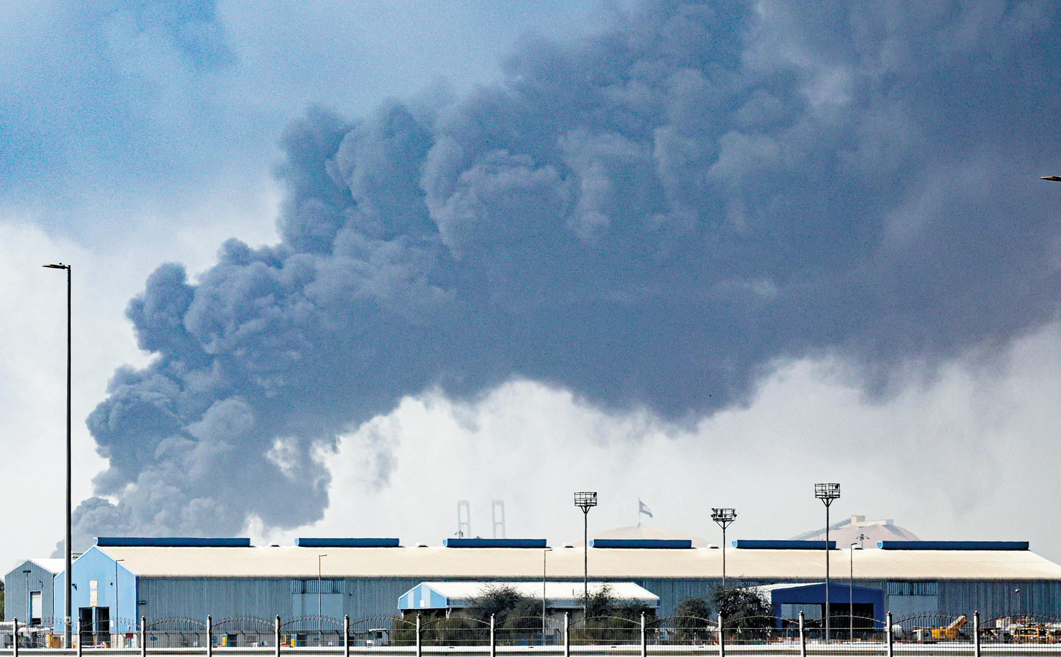 1日,阿联酋迪拜传出巨大爆炸声,杰贝阿里港冒出黑色浓烟。(视觉中国)