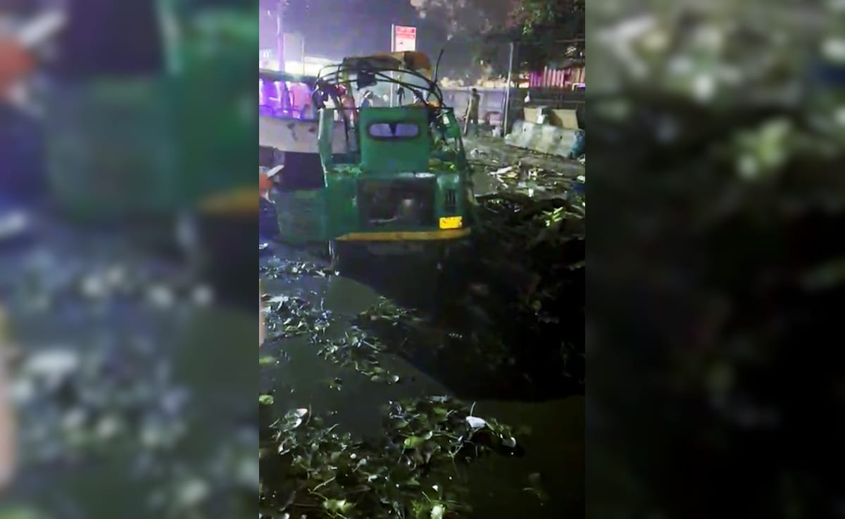 爆炸现场散落的烧焦的汽车残骸以及玻璃碎片 图源：NDTV