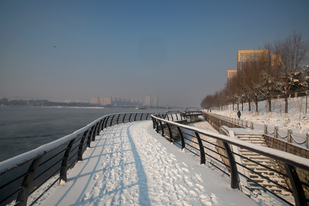 2022年11月13日,吉林省吉林市,松花江畔江滨公园美丽的树挂雪景宛如