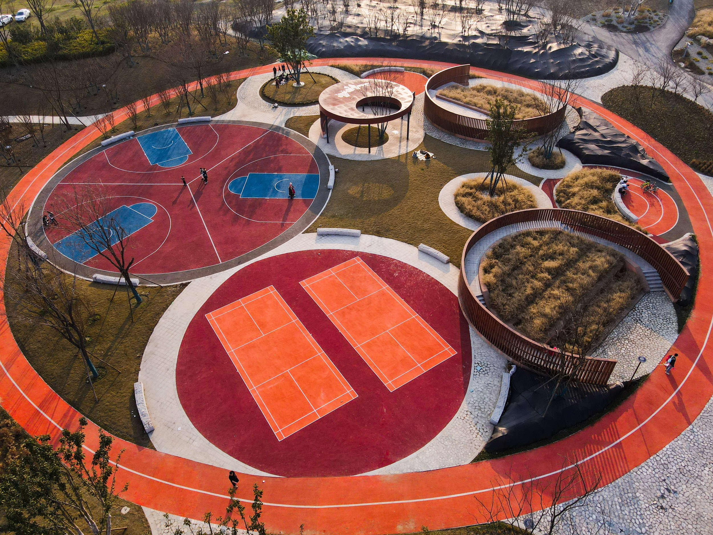 主体建筑房顶上一条百余米的跑道,随着屋顶起伏约有10米的高差,吸引了