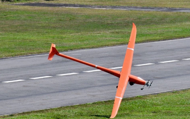 台军“火蚁”靶机在起飞时,冲出跑道。图源:台湾TVBS新闻网