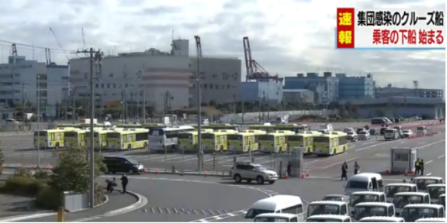 (当天，横滨港口的停车场停有十多辆大巴 图源：NHK)
