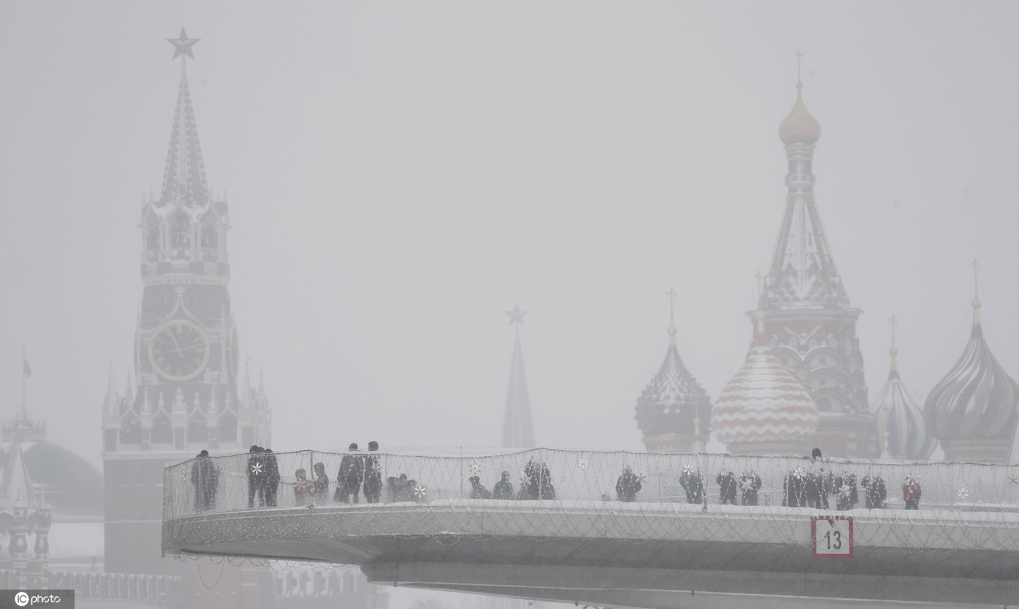 俄罗斯莫斯科大雪纷飞 全城白茫茫
