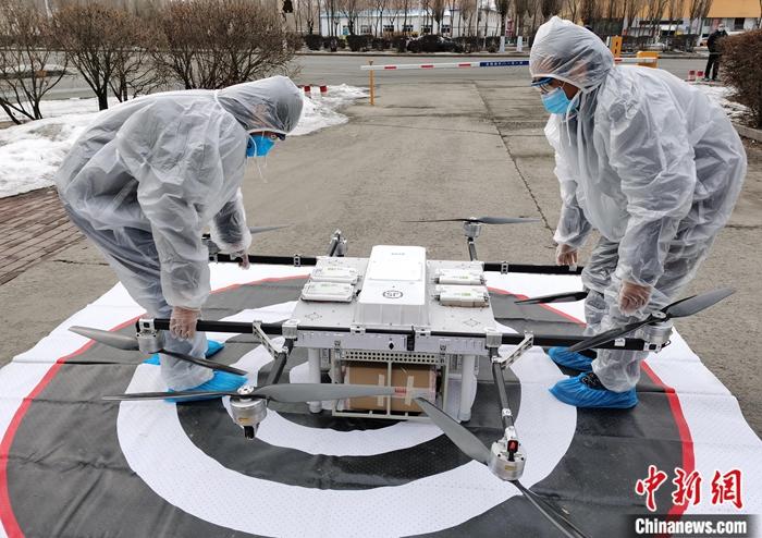 图为顺丰通过无人机往武汉金银潭医院运送物资.