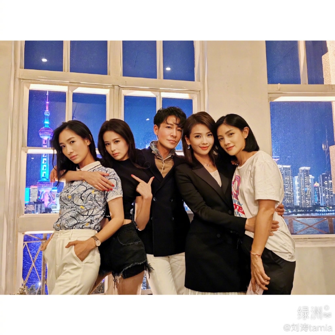 刘涛新戏杀青开心庆祝02晒与胡可颖儿等合影