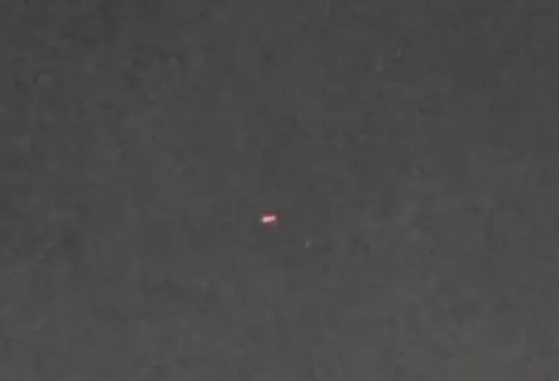 28日凌晨，江原道春川市一位市民拍到空中一发出巨大轰鸣声的不明飞行物。此后，相关照片中的飞行物被证实是韩军当时出动的战机。 图自韩媒