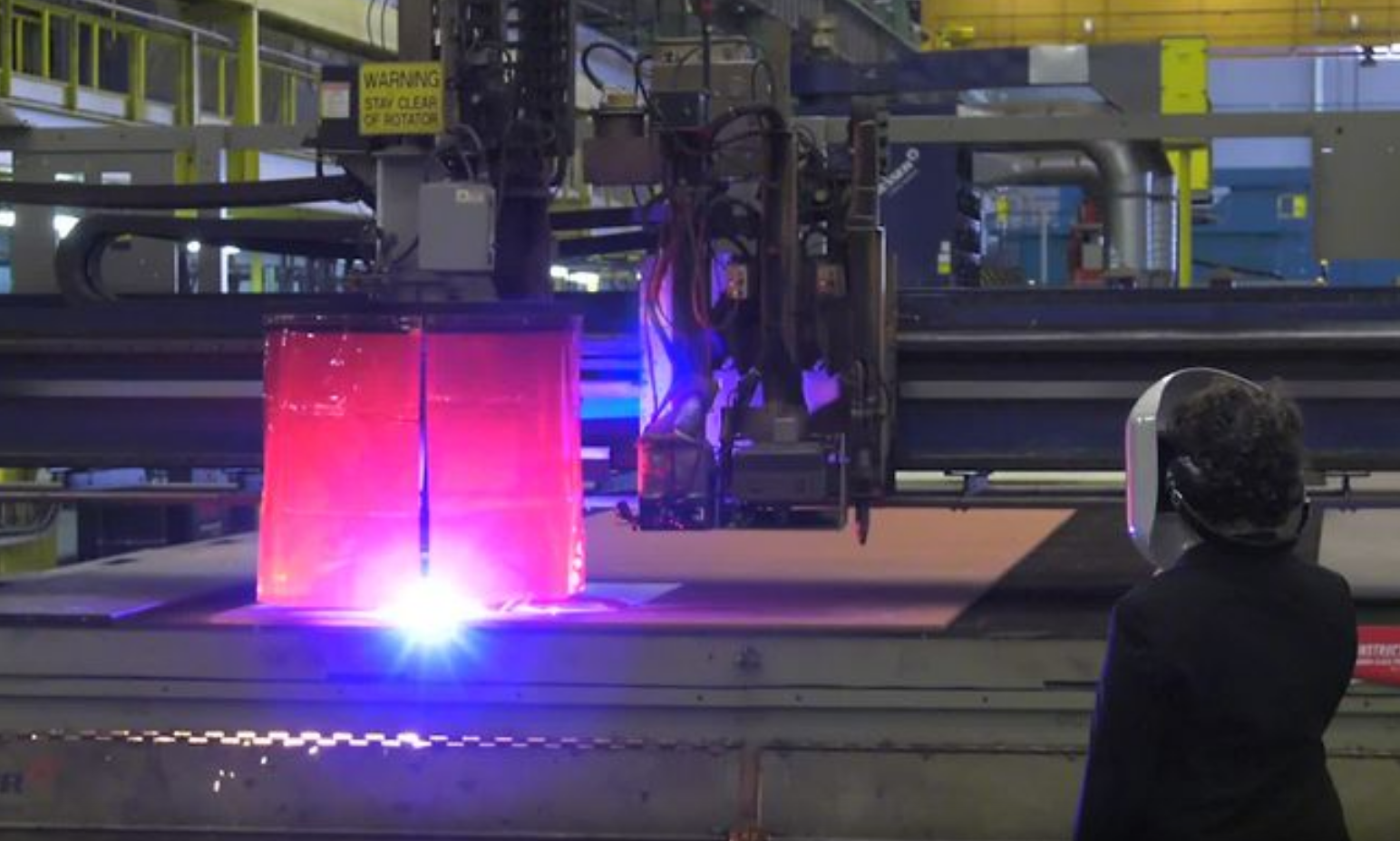 美国造船厂在建造新潜艇前举行首块钢板切割仪式