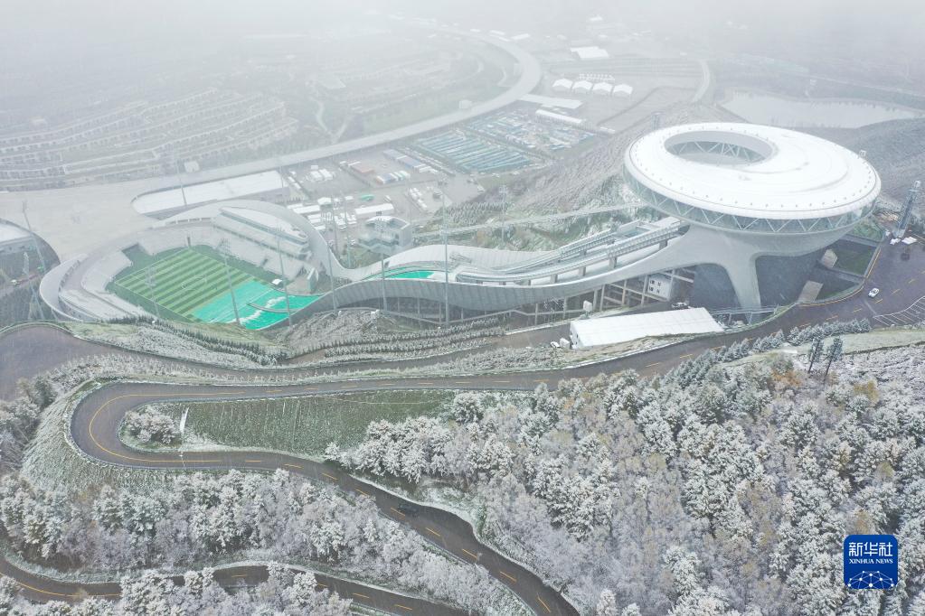 河北崇礼冬奥场馆降秋雪