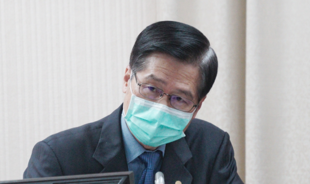 【台防务部门负责人严德发接受质询】