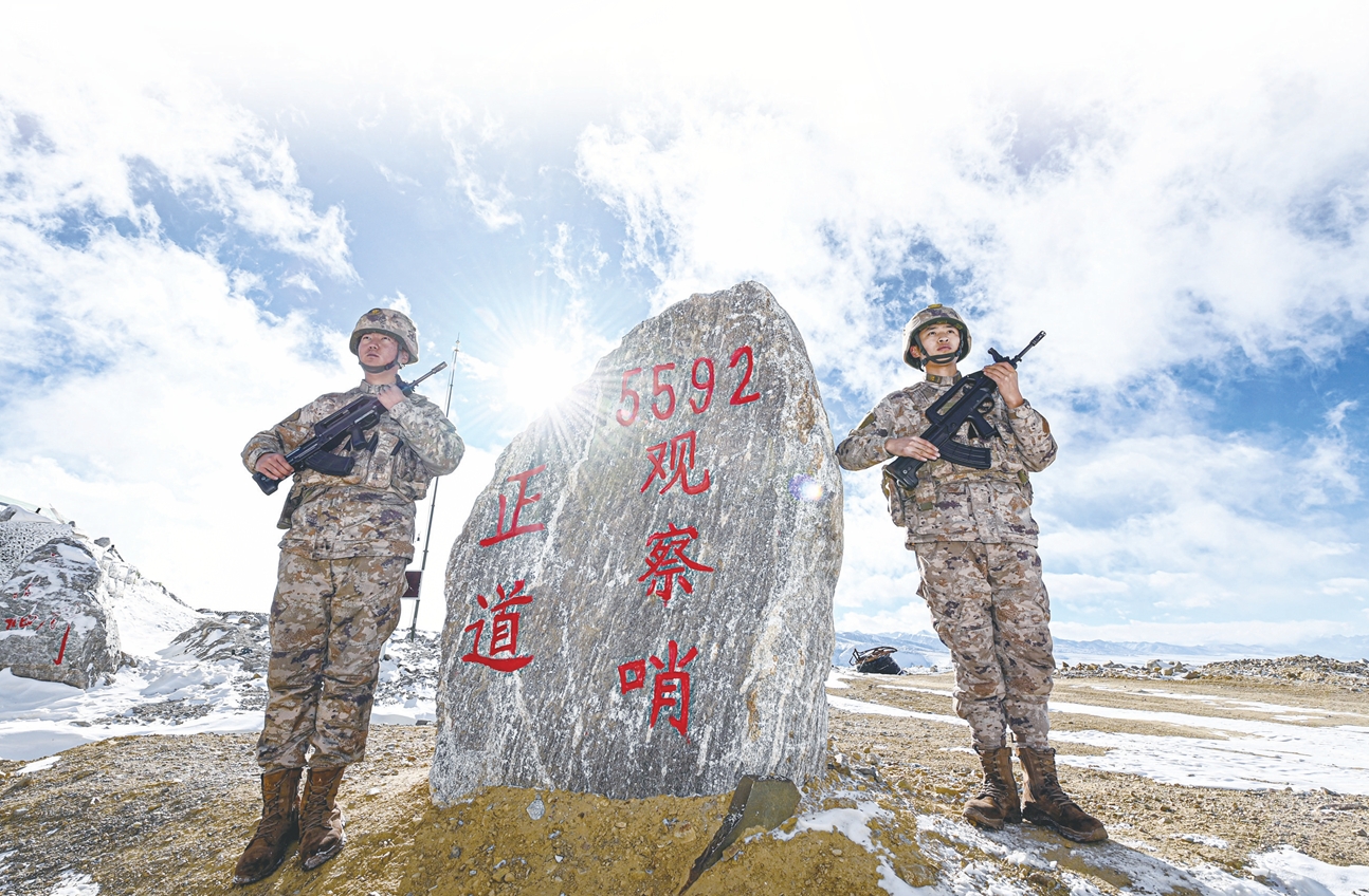 西藏军区“高原戍边模范营”5592观察哨官兵坚守哨位。（刘煜钦摄）