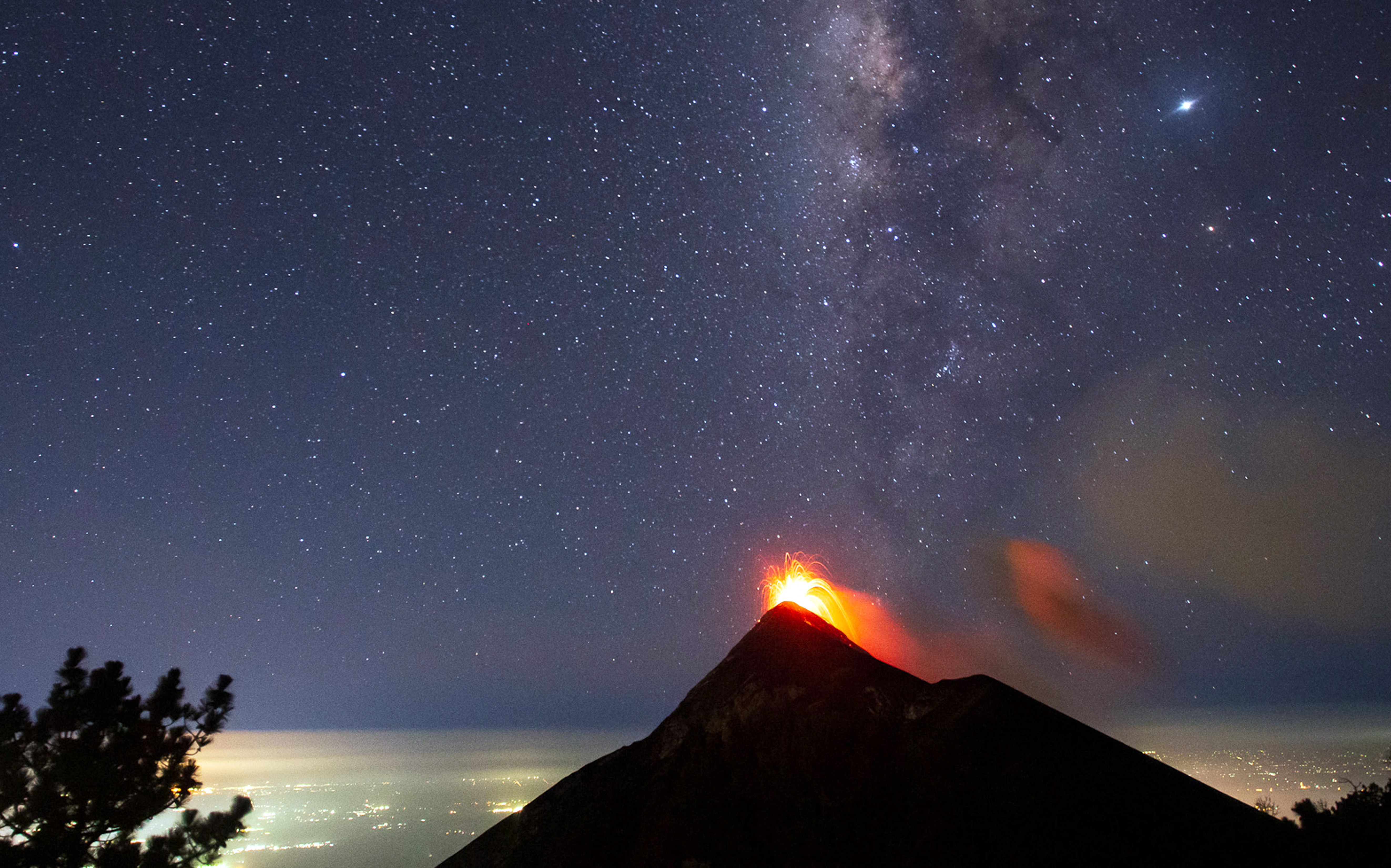 震撼摄影师近距离拍摄富埃戈火山喷发瞬间