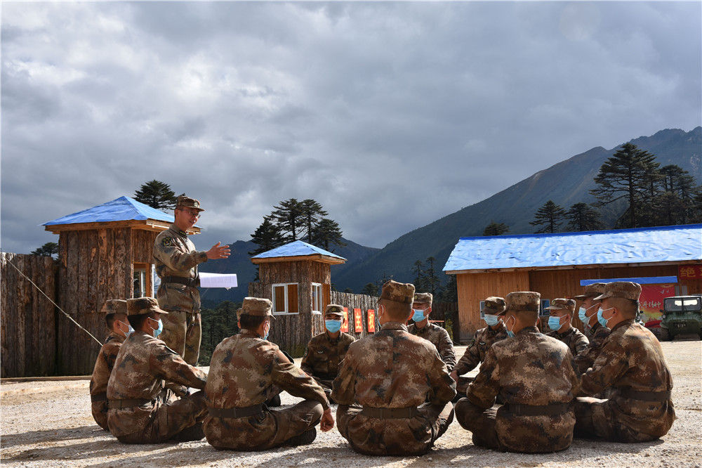 10月17日，西藏林芝军分区“墨脱戍边模范营”组织官兵学习党的二十大报告。新华社发（游毅 摄）