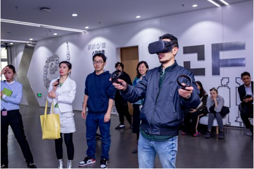 图为外国媒体在e游小镇体验VR游戏