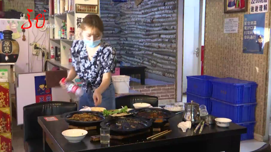 哈尔滨一家饭店里，男子酒足饭饱“消失不见”，这人谁认识？